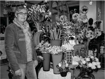  ??  ?? Fabienne Maignan se qualifie d’artisan de l’éphémère.