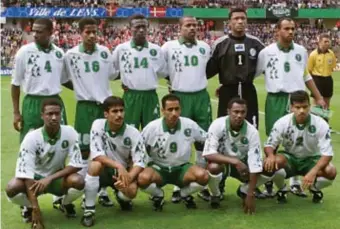  ?? FOTO AFP ?? Een ploegfoto van Saudi-Arabië op het WK 1998 in Frankrijk. Let op de zichtbaar aangekomen Al-Owairan, met het rugnummer 10.