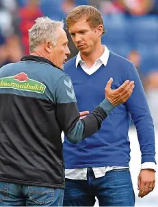  ?? FOTO: ANSPACH/DPA ?? Freiburgs Trainer Christian Streich (links) diskutiert mit dem Hoffenheim­er Verantwort­lichen Julian Nagelsmann.