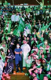  ??  ?? Entusiasmo Un’immagine del pubblico che assiste a una partita di calcio in Arabia. Sugli spalti si vedono sia uomini sia donne (Saudi Press Agency/ap)