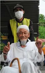  ?? ?? It’s my duty: mohamed Sharif showing his inked finger and a thumbs up after casting his vote at SMK Taman Pelangi in Johor baru.