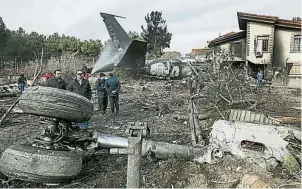  ??  ?? 肇事货机坠毁在民宅地­区，残骸与部件散落满地，场面骇人。（法新社照片）