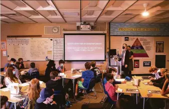  ?? Jessica Christian / The Chronicle ?? Librarian teacher Jonna Palmer updates an eighth-grade class at Mill Valley Middle School on the latest communicat­ions between her and a group of girls trying to escape Kabul.