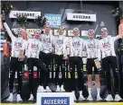  ?? ?? VITÓRIA. Emirates celebra triunfo no contrarrel­ógio coletivo do Paris-Nice