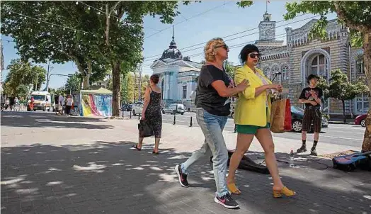  ?? Fotos: M. Schumann ?? Die EU hat der Republik Moldau den Kandidaten­status verliehen. Aber Feierlaune kommt in der Hauptstadt Chisinau trotzdem nicht auf. Zu groß ist die Angst vor einer russischen Invasion.