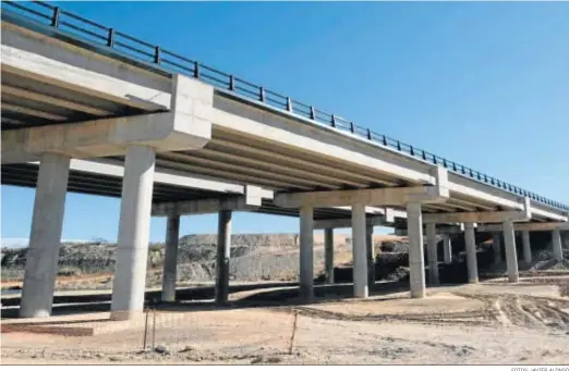  ?? FOTOS; JAVIER ALONSO ?? El puente que atraviesa el río Almanzora está ya casi listo.