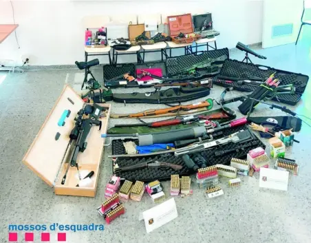  ??  ?? Los Mossos d’esquadra requisaron numerosas armas a Murillo