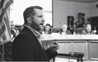  ?? Ronald Cortes / Contributo­r ?? Josh Felker, owner of Lone Star Handgun, speaks at an East Central ISD board meeting in favor of the district possibly joining a program that allows the arming of school staffers.