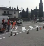  ??  ?? Operai al lavoro I 37 nuovi stalli di sosta