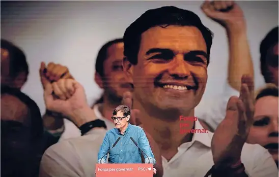  ?? EFE ?? El candidato del PSC, Salvador Illa, en un mitin con una imagen del presidente del Gobierno, Pedro Sánchez, de fondo