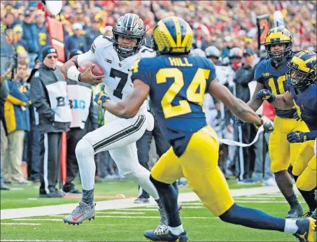  ?? [KYLE ROBERTSON/DISPATCH] ?? Ohio State quarterbac­k Dwayne Haskins Jr. breaks a 22-yard run to the Michigan 1 late in the third quarter, setting up a touchdown that gave the Buckeyes their first lead, and a lead they wouldn’t surrender.