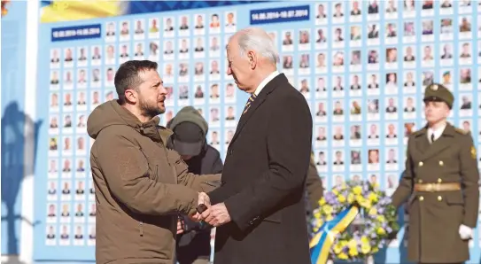  ?? AFP ?? Biden colocaron una o frenda floral en el Muro de l a Memoria de l os Difuntos de Uc rania, en Kiev