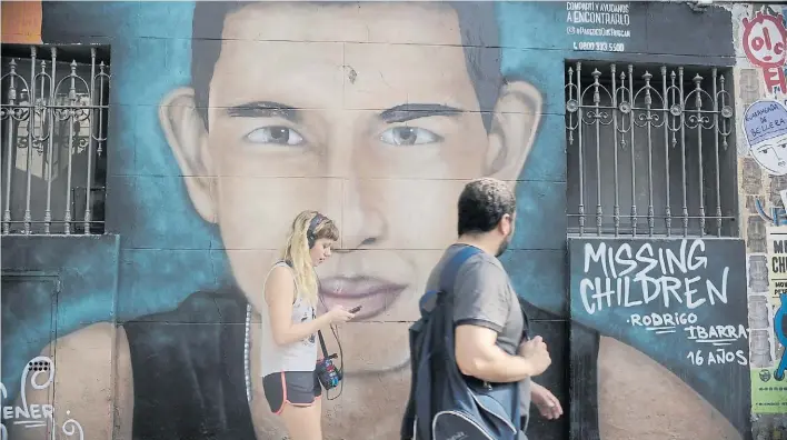  ?? FOTOS: GERMÁN GARCÍA ADRASTI ?? Diego Ibarra. Su cara fue pintada en Malabia y Cabrera, Palermo, uno de los puntos de partida de la campaña #ParedesQue­Buscan.