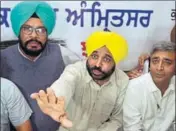  ?? SAMEER SEHGAL/HT ?? Aam Aadmi Party MP from Sangrur Bhagwant Mann with other party leaders addressing mediaperso­ns in Amritsar on Friday.