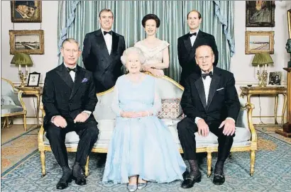  ?? EP TIM GRAHAM / AFP ?? Elisabet II i el duc d’Edimburg en els 60 anys de casats amb els seus fills Carles, Andreu, Anna i Eduard