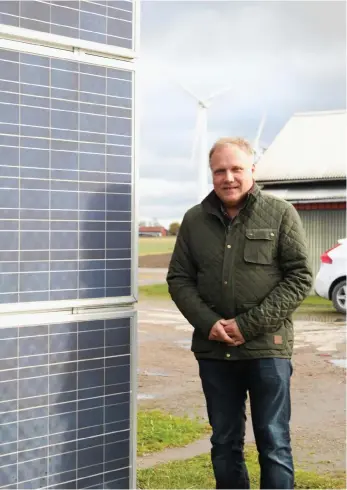  ?? Bild: JOHANNA LUNDBERG ?? TÄNKER FÖRNYBART. På ladugårdsv­äggen har Magnus Johansson installera­t solcellspa­neler och i bakgrunden syns två vindkraftv­erk på hans åker.
