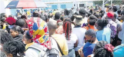  ?? RUDOLPH BROWN ?? A large number of persons turned up at the HEART College of Beauty Services on Hope Road in St Andrew for a job recruitmen­t fair, hoping to fill cruise ship posts.