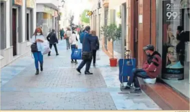  ?? V. VISIEDO P. ?? Una persona sin hogar en las calles de Vera durante la tercera ola de la pandemia.