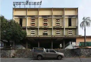  ??  ?? Bottom
Given its proximity to U-Tapao, whose airfield hosted US forces during the Vietnam War, the Burapha theatre in Ban Chang was created with a ‘soundtrack room’ — a small glass-windowed seating area where English speakers could watch films with the original soundtrack, as opposed to those dubbed over by Thai voice actors