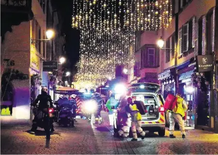  ?? AFP ?? Rettungskr­äfte in Strassburg eilen an den Tatort: Die Polizei geht von einem Terroransc­hlag aus.