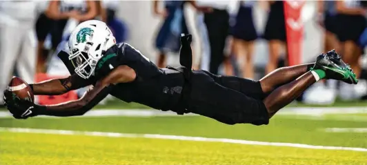  ?? Photos by Marie D. De Jesús / Staff photograph­er ?? Spring’s Bralen Martin stretches out for a touchdown catch during the first quarter of the Lions’ 69-21 victory over Tomball Memorial on Thursday night.