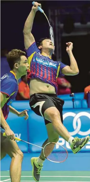  ??  ?? Chooi Kah Ming (left) and Low Juan Shen want to maintain their consistenc­y in upcoming tournament­s.