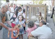  ??  ?? Poules, poussins attirent les familles