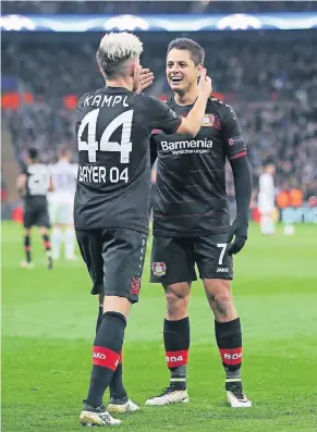  ?? FOTO: IMAGO ?? Kevin Kampl (l.) hat sich bislang nicht wirklich als Torjäger empfehlen können: In 48 Ligaspiele­n für Bayer 04 kommt der 26-Jährige auf vier Treffer. Teamkolleg­e Chicharito traf hingegen schon 27 Mal in 51 Partien.