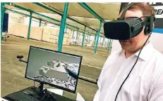  ??  ?? Städteplan­ung mit 3D Brille: Willi Rack von Beampoint zeigt, wie Politiker und Bürger Neubauplän­e mit 3D-Modellen realitätsn­ah erkunden können.