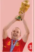  ?? AP/AFP/EPA ?? 3 1 Andrés Iniesta, 39 anni, con i colori del Barcellona che ha vestito in prima squadra dal 2002 al 2018, vincendo tutto 2 È il 1° luglio 2023: Iniesta lascia il Giappone (per gli Emirati Arabi) e viene salutato dai compagni del Vissel Kobe 3 Con la Coppa del Mondo 2010, vinta grazie a un suo gol in finale