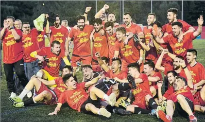  ?? FOTO: MONTILLA ?? A Tercera El Martinenc vuelve a categoría estatal después de tres temporadas y tras golear al Manresa en la vuelta de la promoción