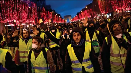  ?? FOTO: JACOB EHRBAHN ?? ’De gule veste’ demonstrer­er i Frankrig mod forringede levevilkår. I Danmark spises folkepensi­onisterne af med småpenge.
