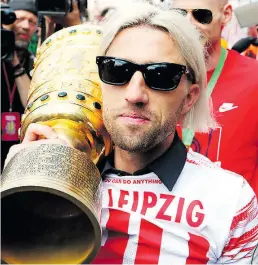  ?? BILD: IMAGO ?? Siegerpoka­l im Schlepptau: Leipzigs Kevin Kampl trägt die Trophäe am Sonntag auf seinen Schultern.