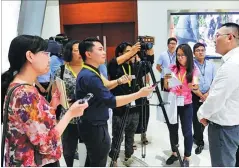  ?? MA RENLIANG / FOR CHINA DAILY ?? Yuan Dong (right), senior vice-president of Shandong Kerui Oil and Gas Engineerin­g Group, answers reporters’ questions.