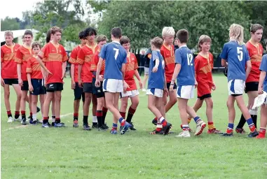  ?? ROBYN EDIE/STUFF ?? James Hargest College and Southland Boys’ High school players shake hands at the end of the boys final.