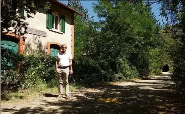  ?? (Photo D. Z.) ?? Bernard de Boisgelin, président de la communauté de communes Provence Verdon, sur le tracé de la future EV, qui passera notamment devant l’ancienne gare de Varages aujourd’hui privatisée (à gauche) et empruntera les anciens ouvrages d’art du Train des Pignes comme les tunnels (à droite).