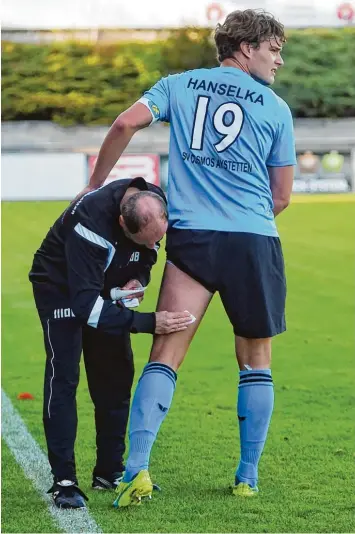  ?? Foto: Marcus Merk ?? Nicht nur mit den Beinen, sondern auch mit dem Kopf ist Thomas Hanselka vom SV Cosmos Aystetten eine ständige Gefahren  quelle für den gegnerisch­en Kasten. Hier wird er von Betreuer Michael de Bur versorgt.