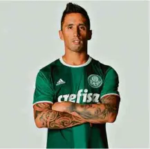  ?? Divulgação ?? » CAMISA NOVA O atacante Barrios, com o novo uniforme nº 1 do Palmeiras, que tem dois tons de verde e a inscrição “Alviverde imponente” na gola, referência ao hino do time SANTOS