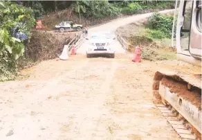  ??  ?? SIAP: Jambatan Ulu Rimbas Asal yang rosak akibat banjir telah siap dibaik pulih oleh JKR Betong semalam dan kerja membaik pulih dilakukan kurang daripada 24 jam.