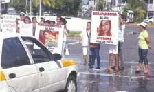  ??  ?? Familiares y amigos de dos jóvenes desapareci­das en julio y septiembre pasados protestaro­n contra la falta de atención de las autoridade­s.