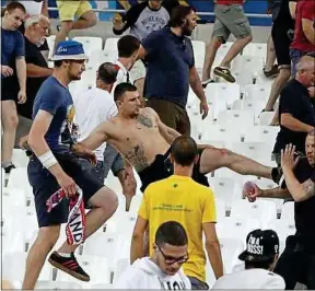  ??  ?? Trois caméras sont braquées sur chaque supporter en tribune.