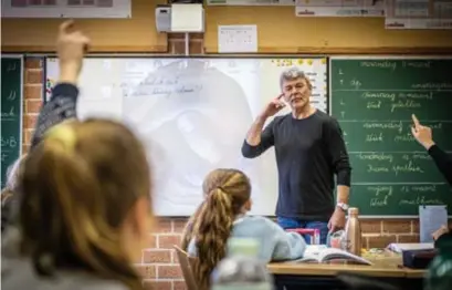  ?? FOTO SVEN DILLEN ?? In het basis- en secundair onderwijs rijzen intussen steeds meer vragen over hoe het straks verder moet als de lessen na de paasvakant­ie nog niet hervat mogen worden.