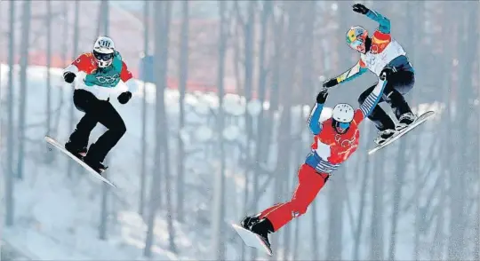  ?? SERGEI ILNITSKY / EFE ?? Regino Hernández (a la izquierda) logró ayer el bronce en snowboard cross en los Juegos de Pyeongchan­g después de una larga sequía del medallero olímpico español de deportes de invierno.