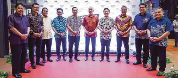  ?? (Foto ihsan MEDKOM) ?? Fadillah (lima dari kanan) bersama Onn Hafiz (lima dari kiri) ketika hadir pada Majlis Makan Malam Karnival Sukan JKR (SURYA) Se-malaysia 2022, di Johor Bahru, malam kelmarin.