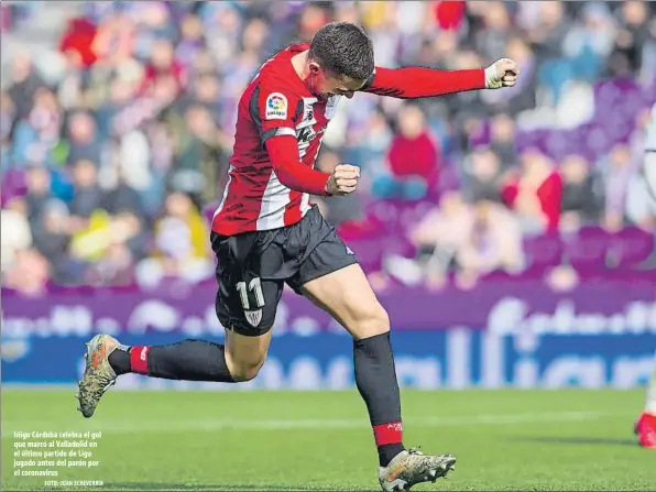  ?? FOTO: JUAN ECHEVERRÍA ?? Iñigo Córdoba celebra el gol que marcó al Valladolid en el último partido de Liga jugado antes del parón por el coronaviru­s