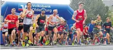  ?? BILD: ERIK HILLMER ?? Start über 10 Kilometer: Georg Diettrich (Nr. 2398) und Tammo König (2682) mischen vorne mit.