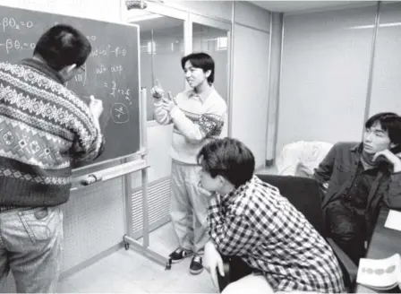  ??  ?? Japanese students work on a physics lesson with their teacher at Chiba University, southeast of Tokyo, in 1999. The three students, the first in Japan to skip their last year of high school, were the first entrants in a program to create a cutting-edge...
