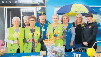  ?? LVN07919db­daffs ?? Horowhenua Cancer Society volunteers at a stall in Levin Mall.