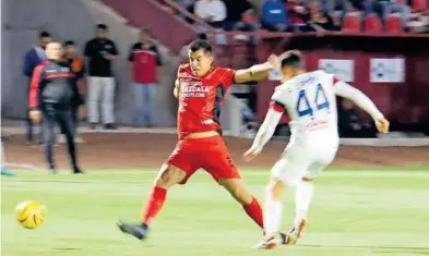  ?? /EVERARDO NAVA ?? Los Coyotes de Tlaxcala sucumbiero­n en casa ante Chivas Tapatío, que volvió a respirar en el torneo con su tercera victoria fuera de casa