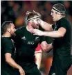  ?? PHOTOSPORT ?? Kieran Read celebrates with teammates after scoring.